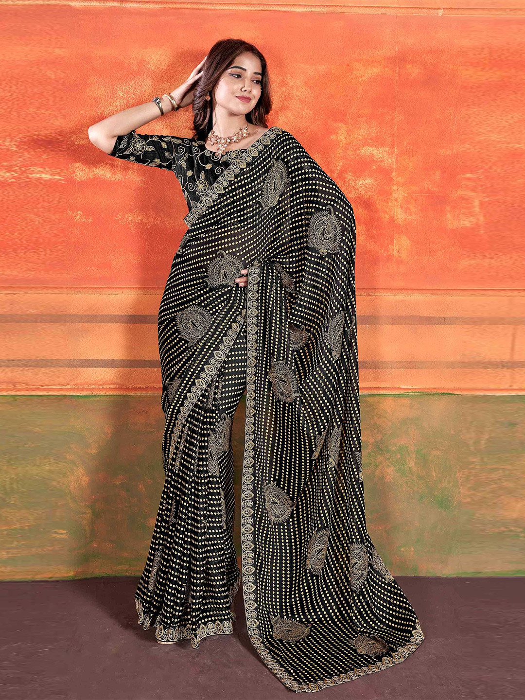 

Panzora Embroidered Bandhani Saree With Blouse Piece, Black