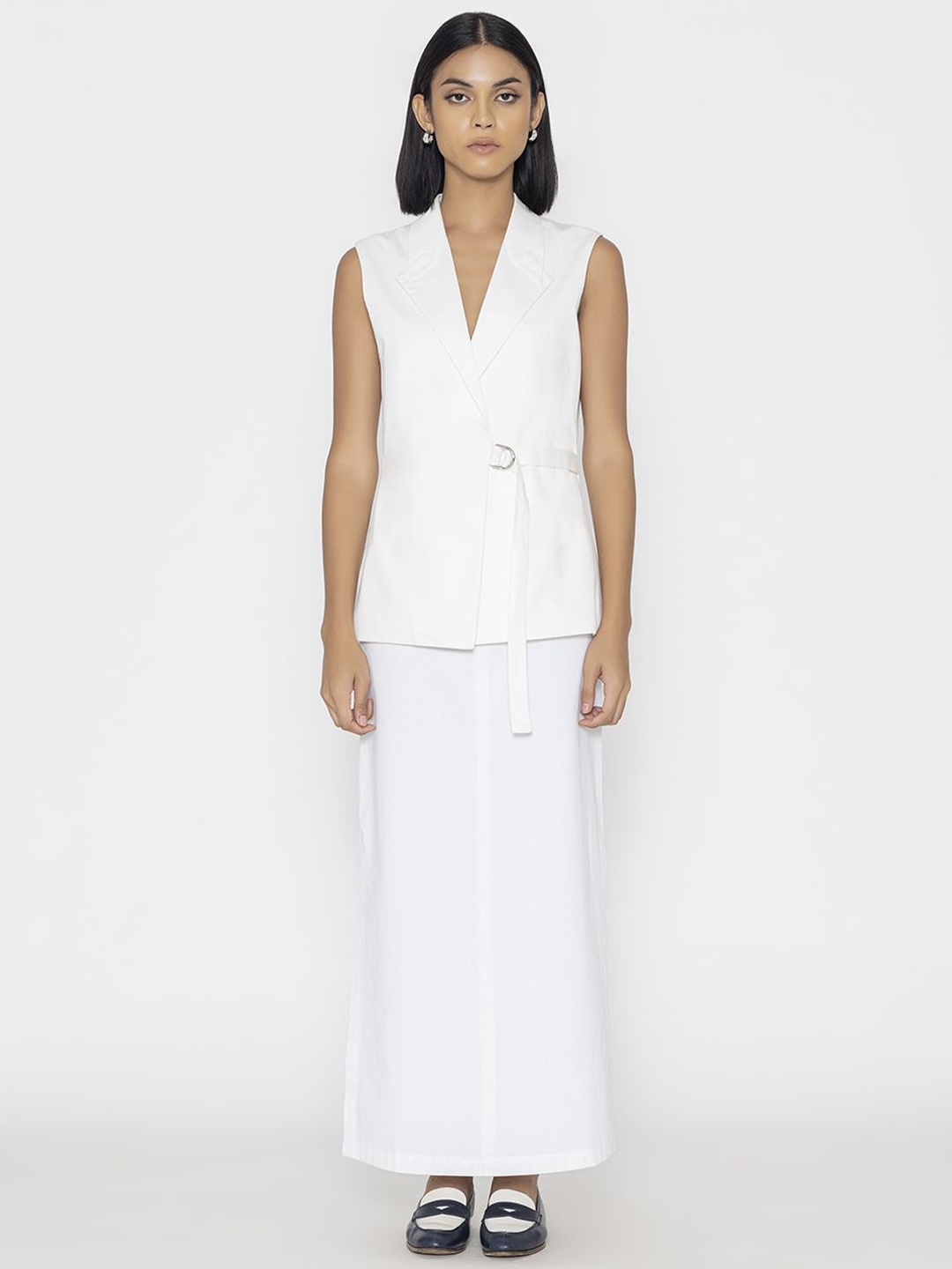 

Contemponari V-Neck Woven Waistcoat, White
