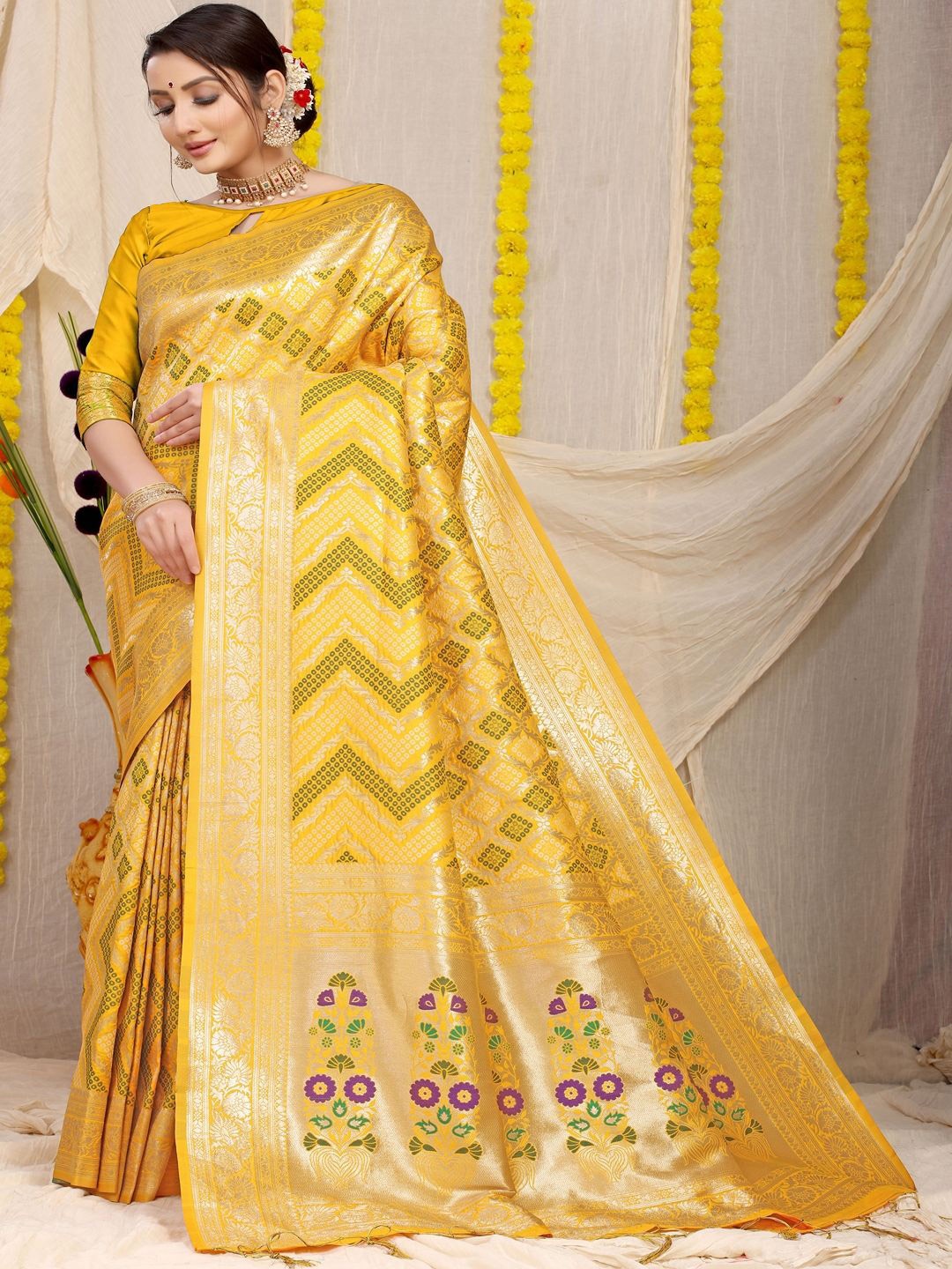 

SGF11 Zari Woven Design Kanjeevaram Saree, Yellow