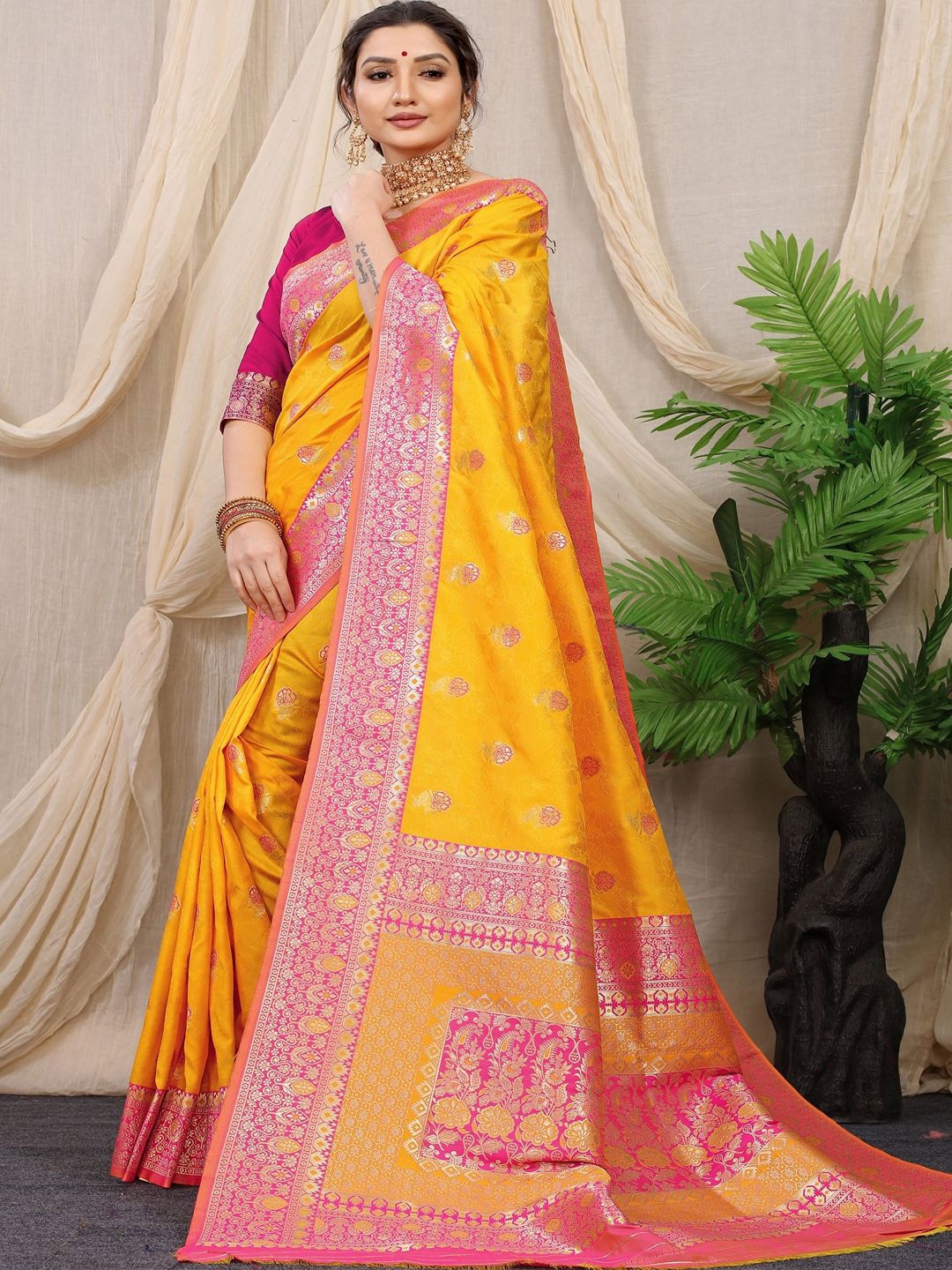 

SGF11 Ethnic Motifs Woven Design Zari Kanjeevaram Saree, Yellow