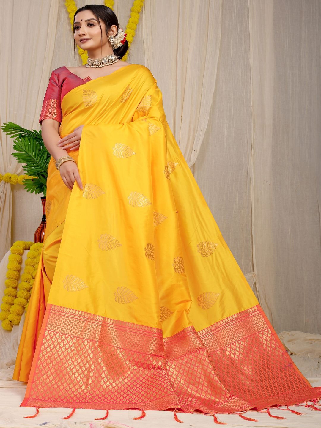 

SGF11 Ethnic Motifs Woven Design Zari Kanjeevaram Saree, Yellow