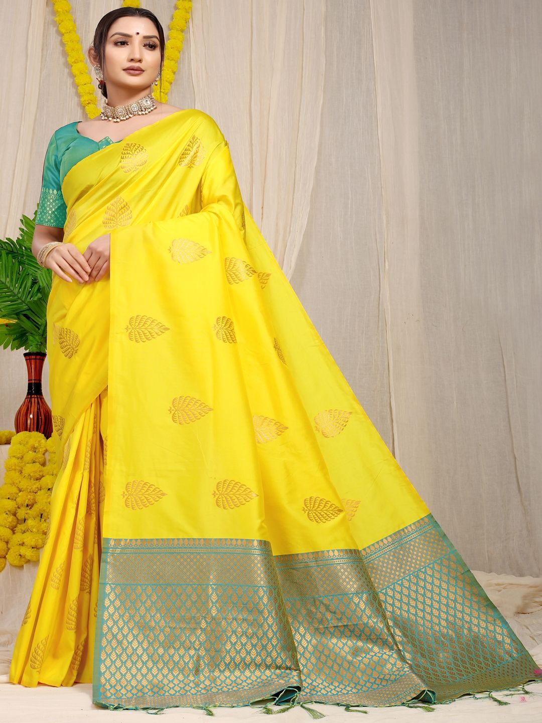 

SGF11 Woven Design Zari Kanjeevaram Saree, Yellow