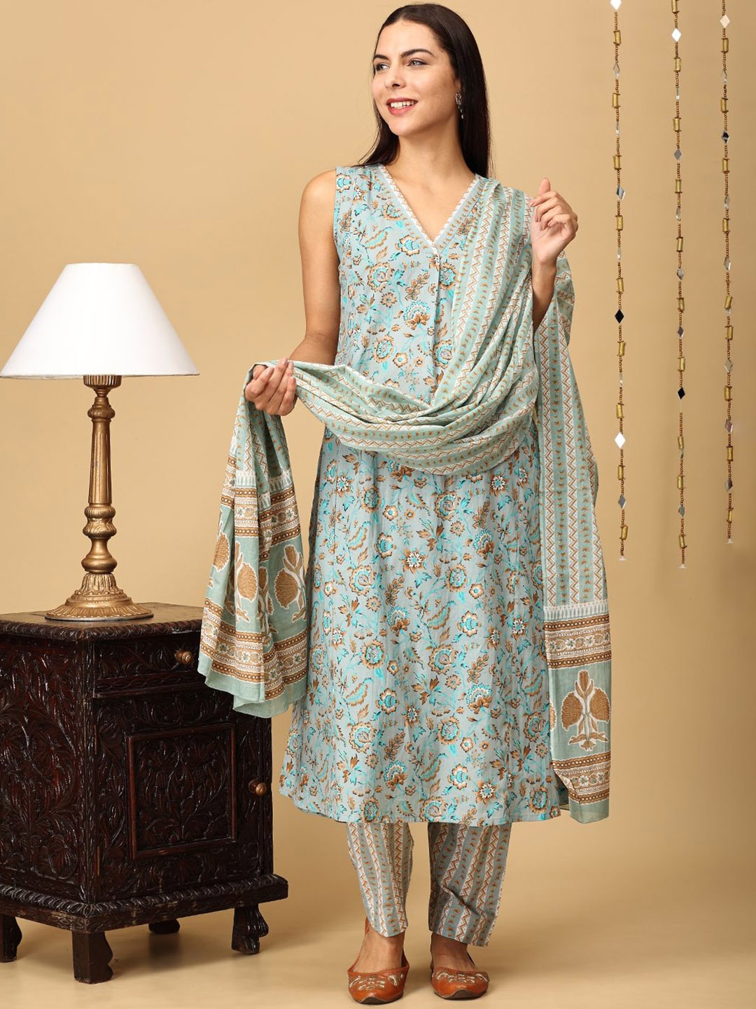 

The Mom Store Women Floral Printed Pure Cotton Straight Kurta & Pyjamas & Dupatta, Grey