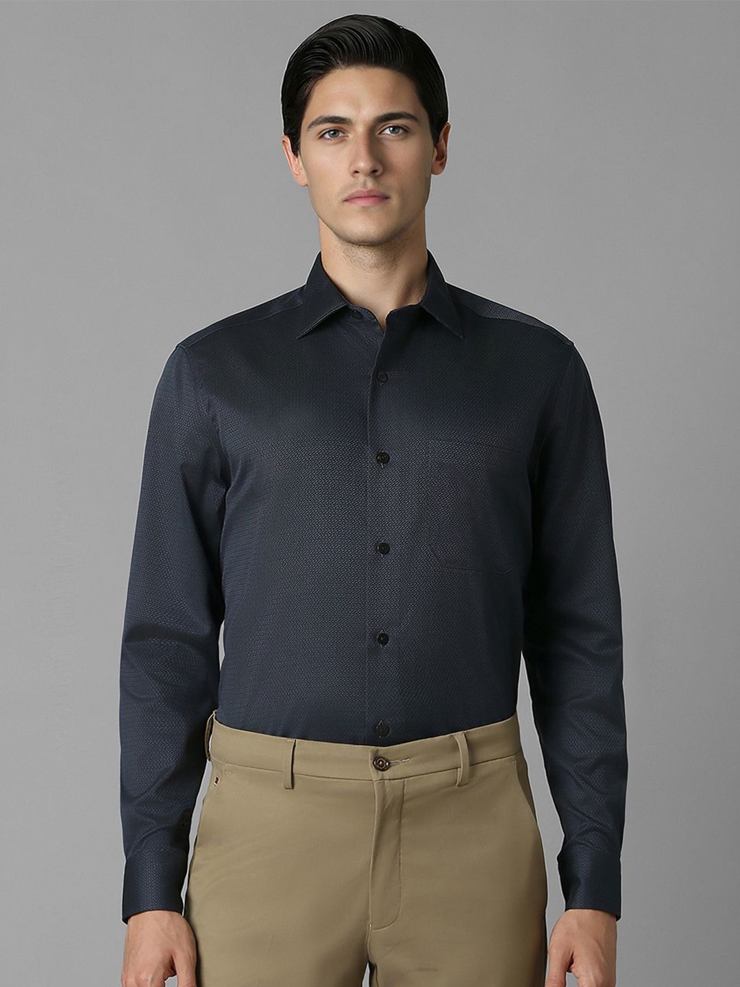 

Louis Philippe Men Solid Spread Collar Pure Cotton Formal Shirt, Navy blue