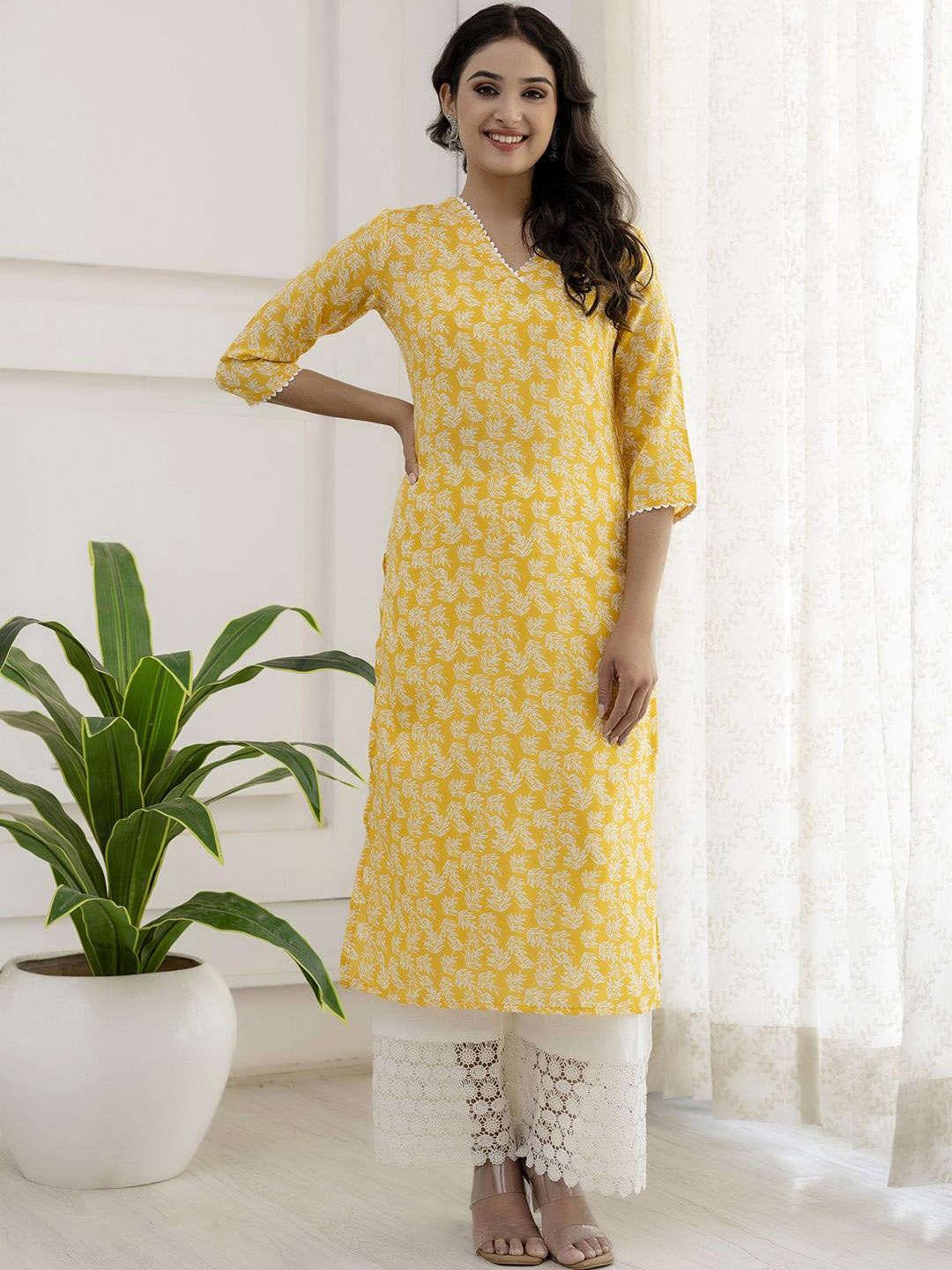 

Nayo Floral Printed Thread Work Kurta, Yellow