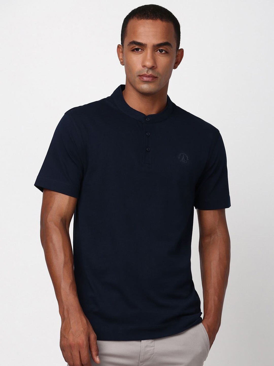 

Peter England Casuals Men Solid Mandarin Collar T-shirt, Navy blue