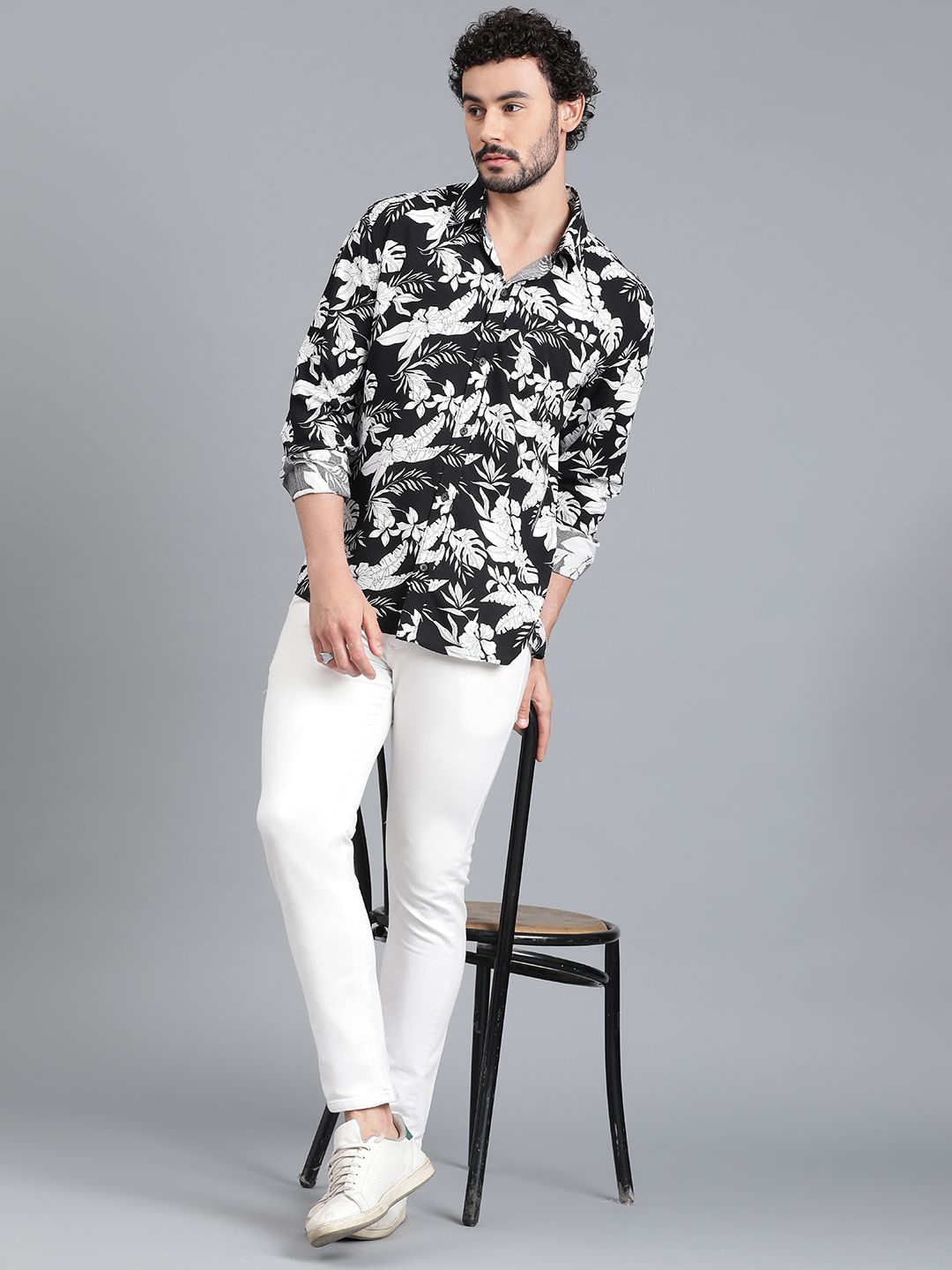 

Kotty Men Spread Collar Tropical Printed Casual Shirt, Black