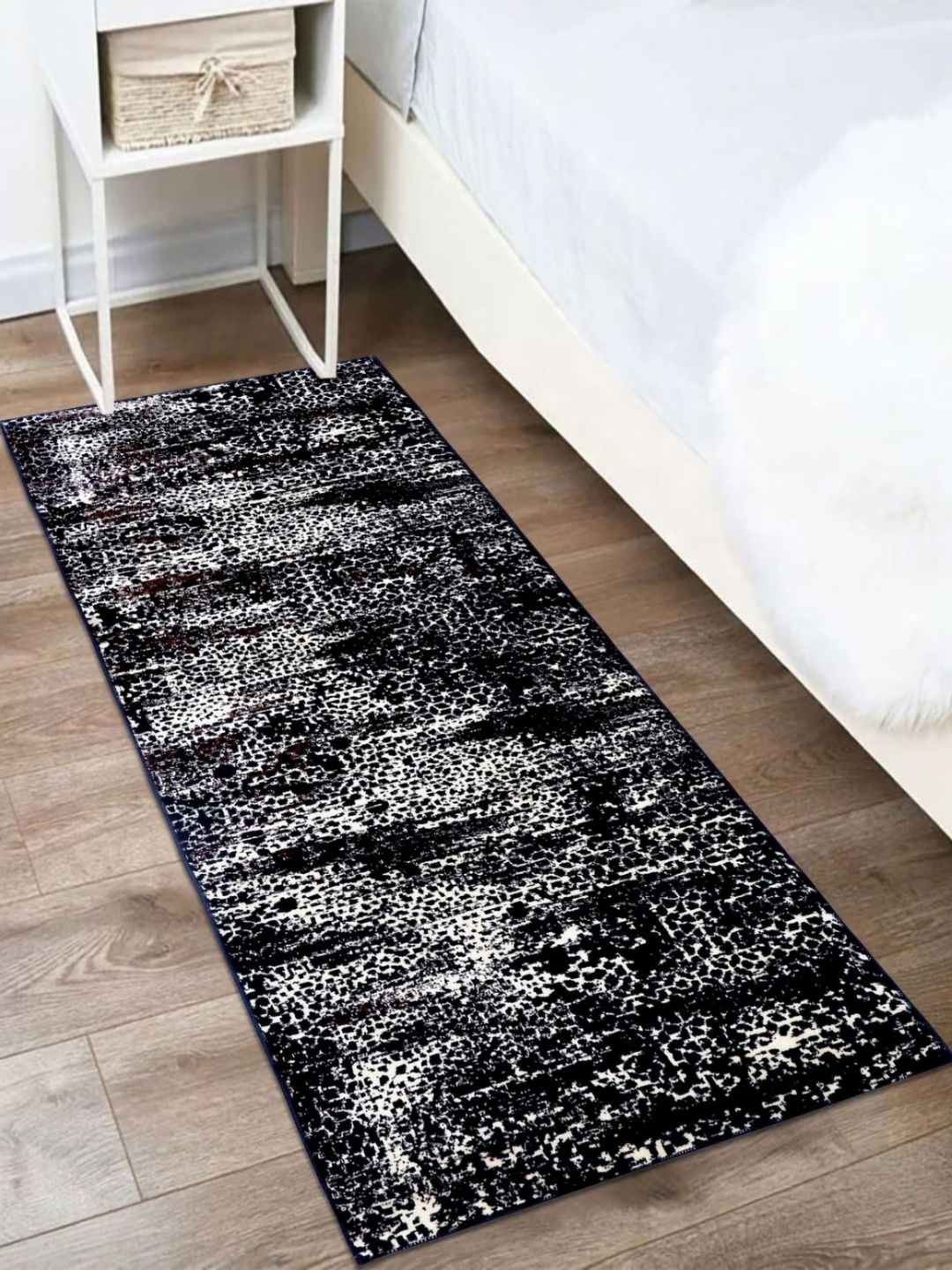 

MODEFE Black & White Abstract Shaggy Anti-Skid Carpet