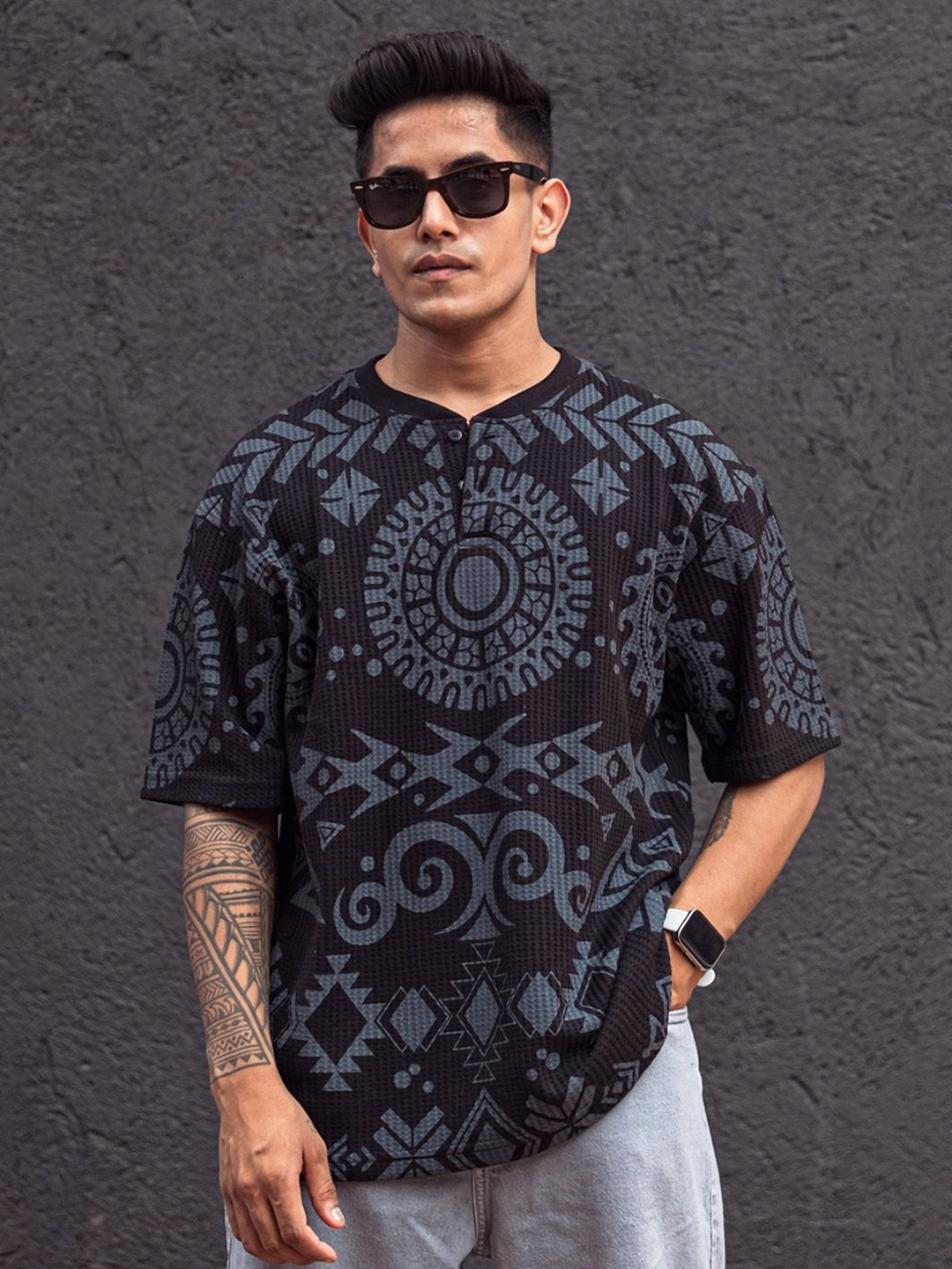 

Powerlook Men Graphic Printed Round Neck T-shirt, Black