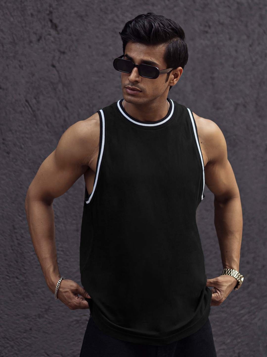 

Powerlook Men Solid Round Neck Longline T-shirt, Black