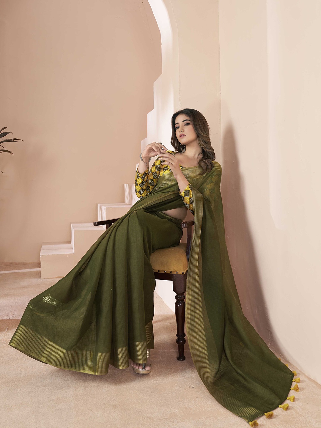 

Mitera Zari Saree With Unstitched Blouse Piece, Green
