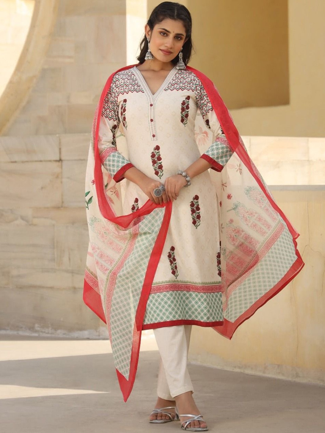 

AUTUMN LANE Ethnic Motifs Printed V-Neck Kurta With Trousers & Dupatta, White