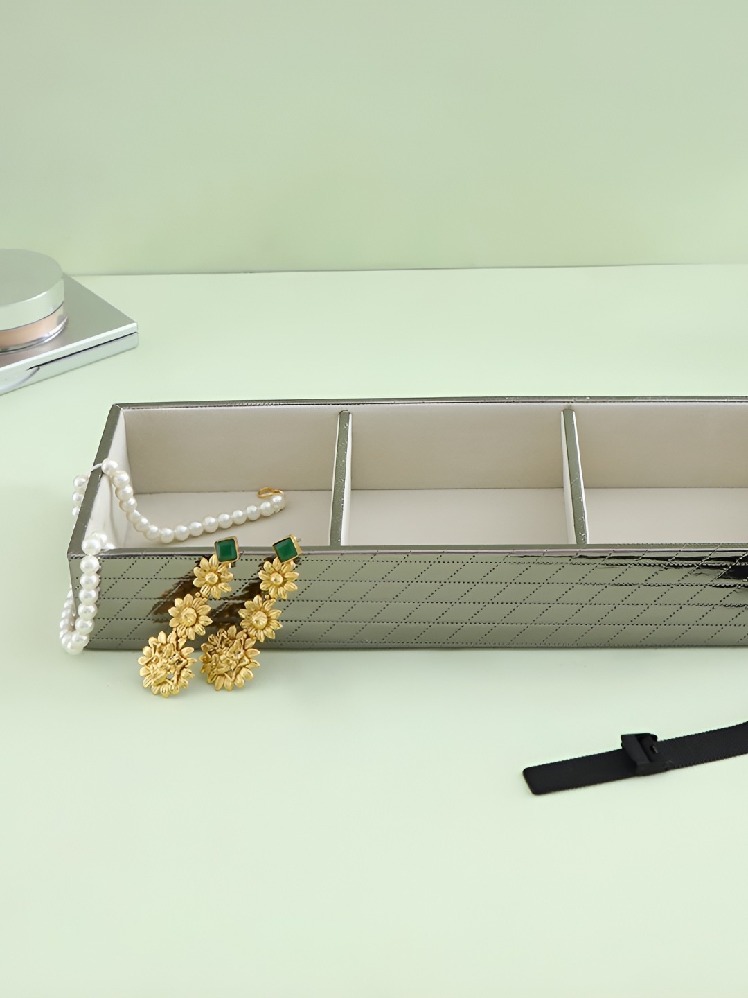 

THE HOME CO. Silver Toned & White Textured Jewellery Organiser