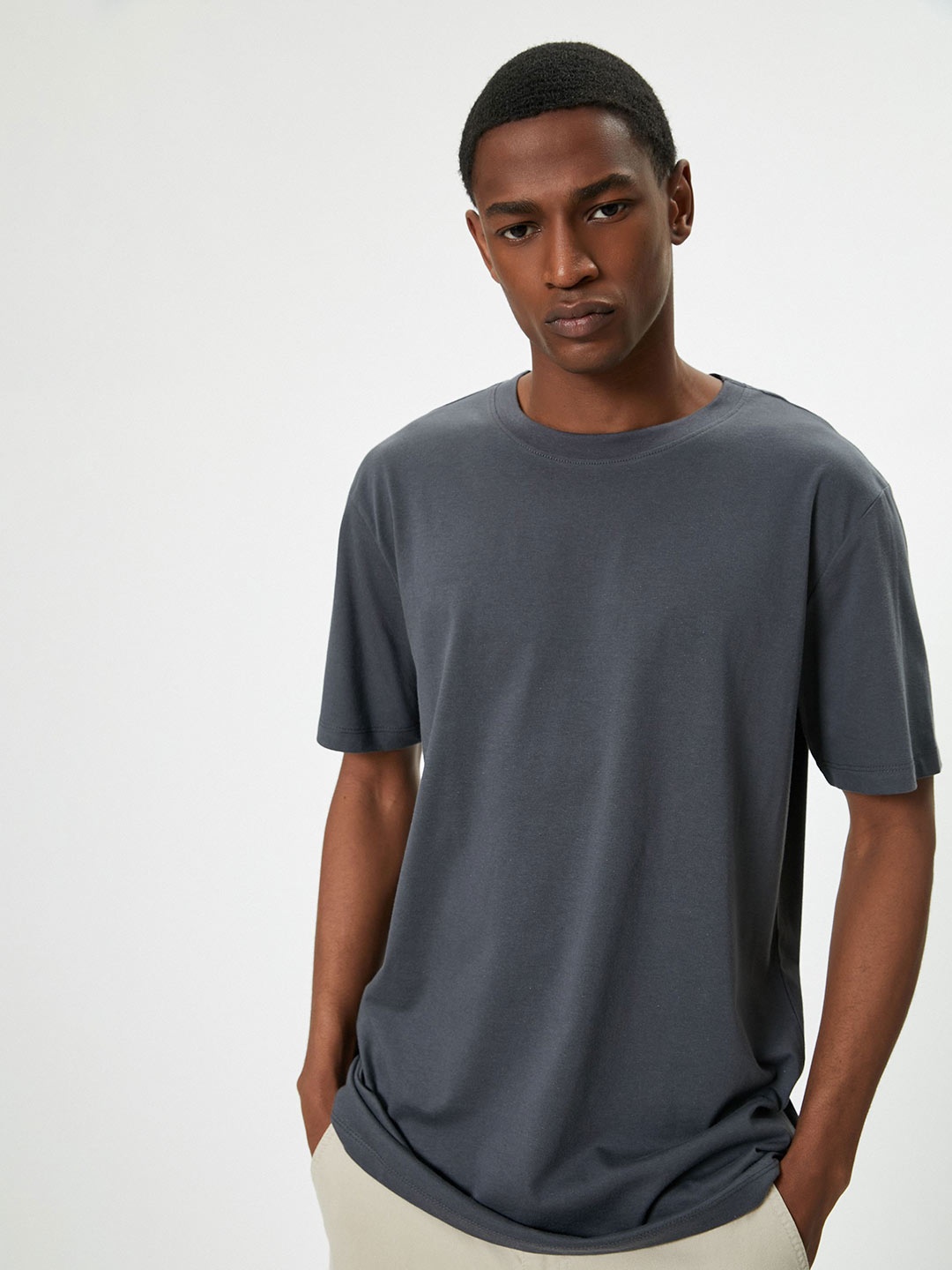 

Koton Men Solid Round Neck T-shirt, Grey