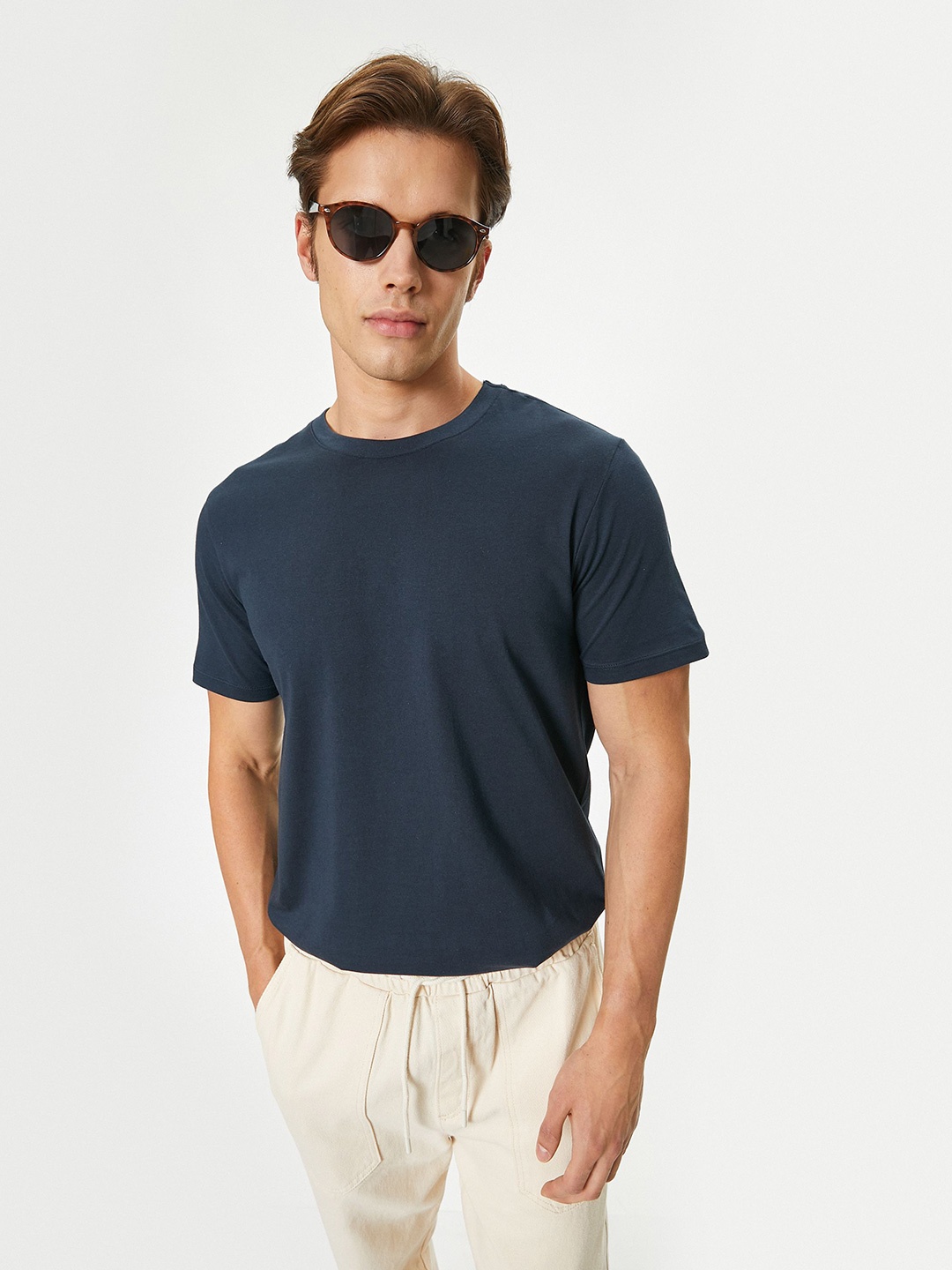 

Koton Men Solid Round Neck T-shirt, Navy blue