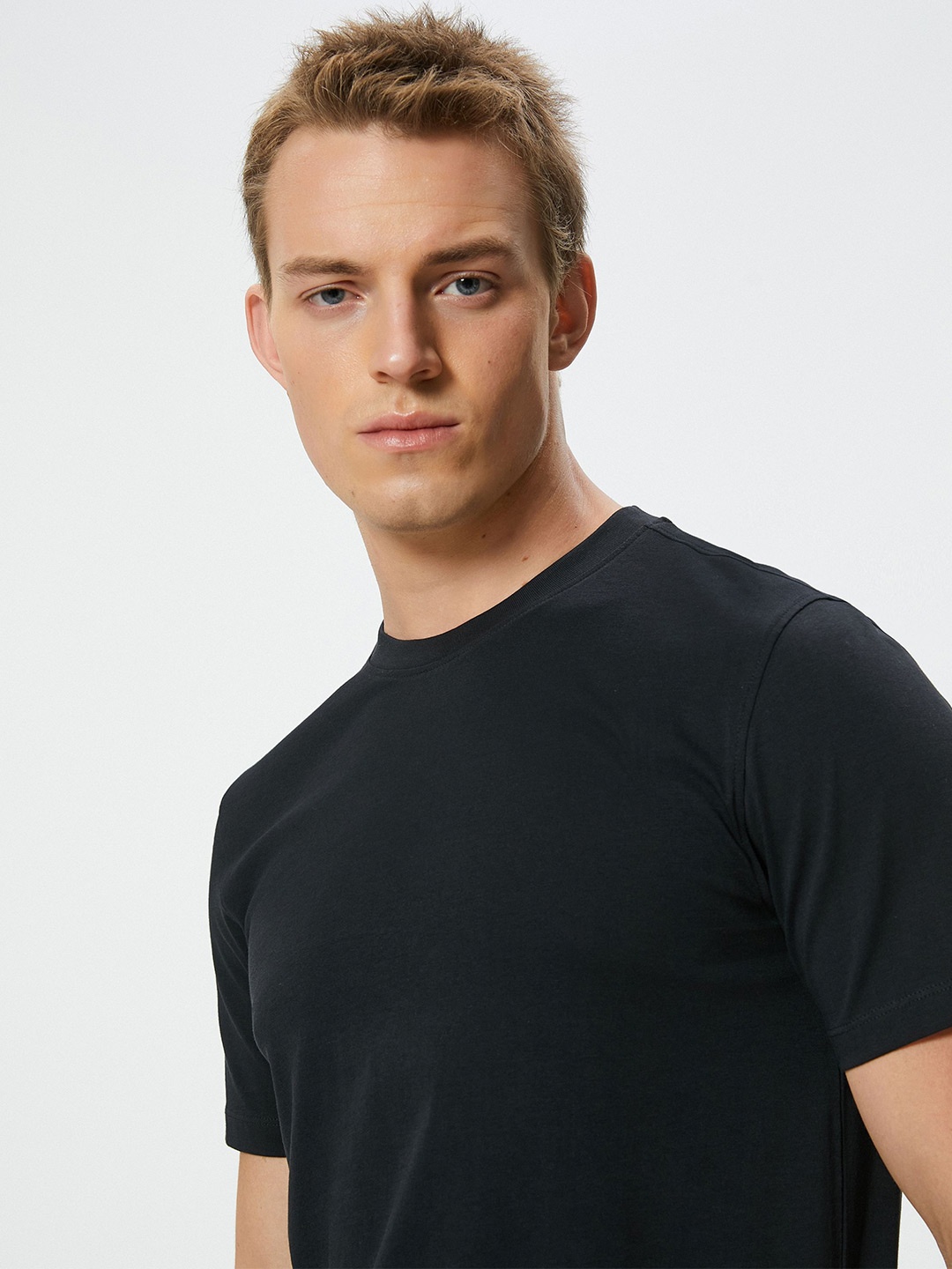 

Koton Men Solid Round Neck T-shirt, Black