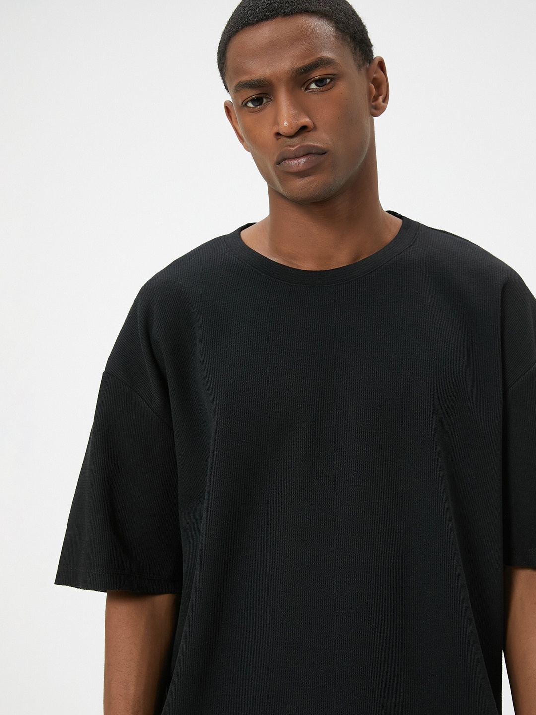 

Koton Men Drop-Shoulder Sleeves Raw Edge T-shirt, Black