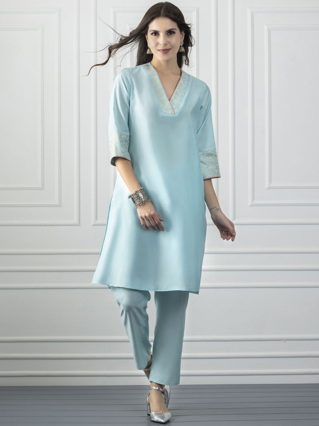 

SHAYE Floral Woven Design V Neck Straight Kurta, Blue