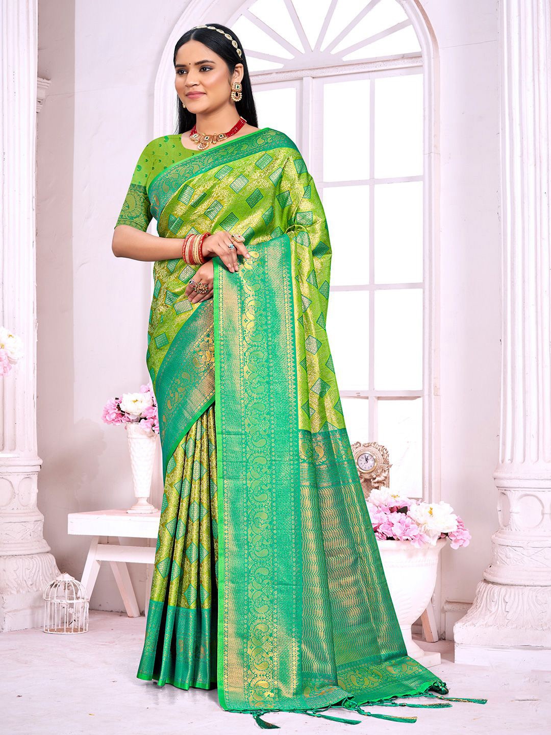 

Exclusiva Woven Design Zari Saree, Green