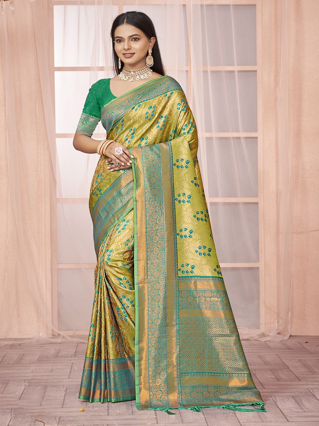 

Exclusiva Woven Design Zari Saree, Green