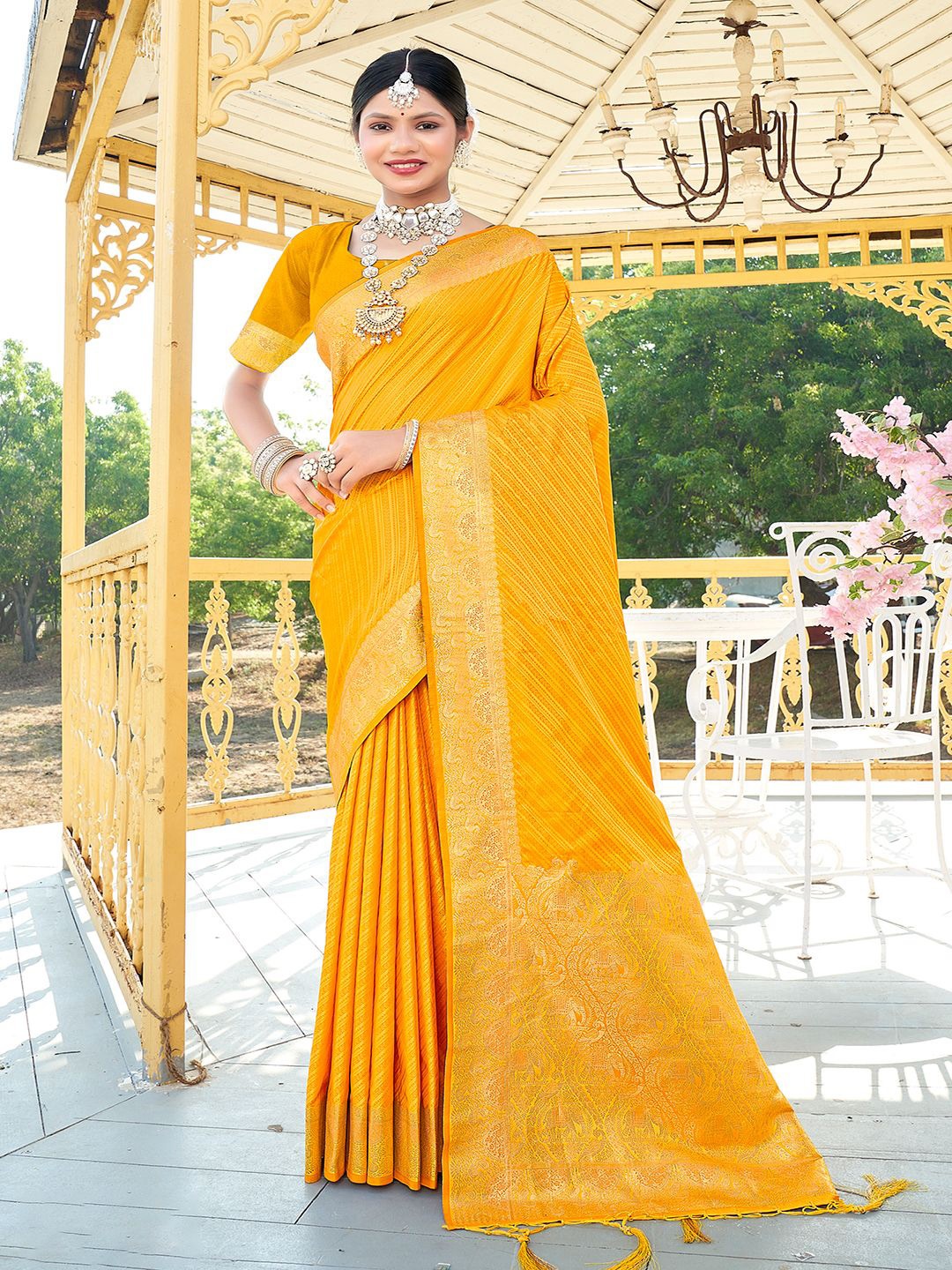 

Exclusiva Woven Design Zari Saree, Yellow