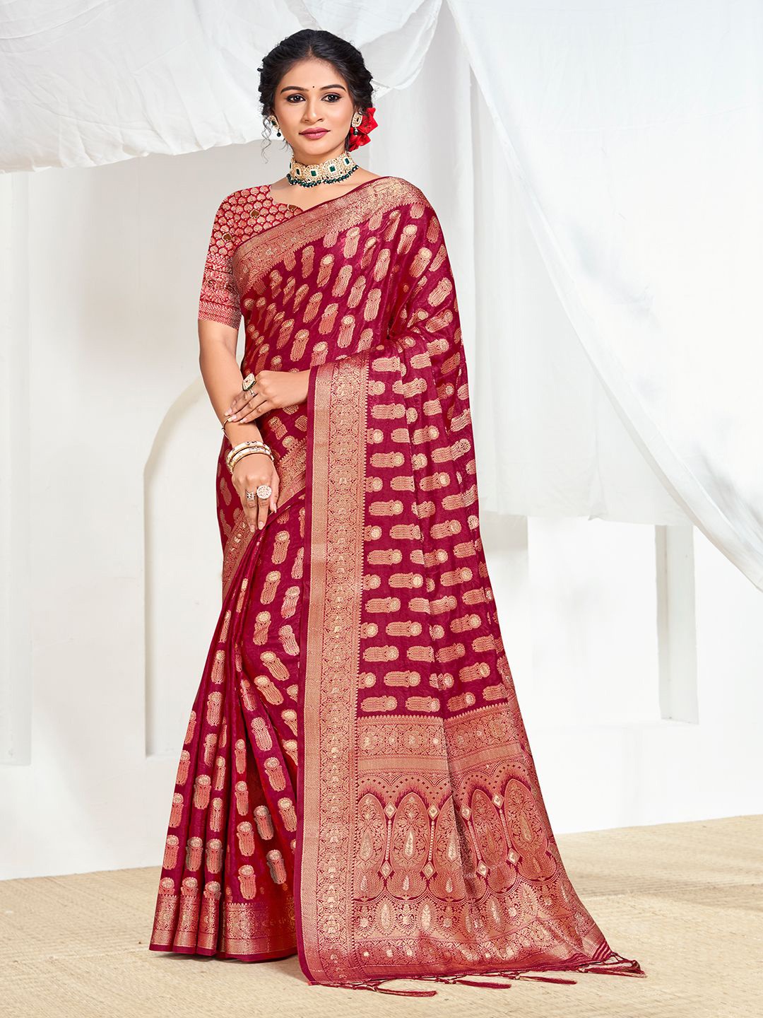 

Exclusiva Woven Design Zari Saree, Maroon