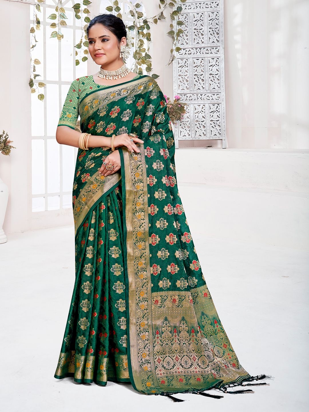 

Exclusiva Ethnic Motifs Zari Saree, Green