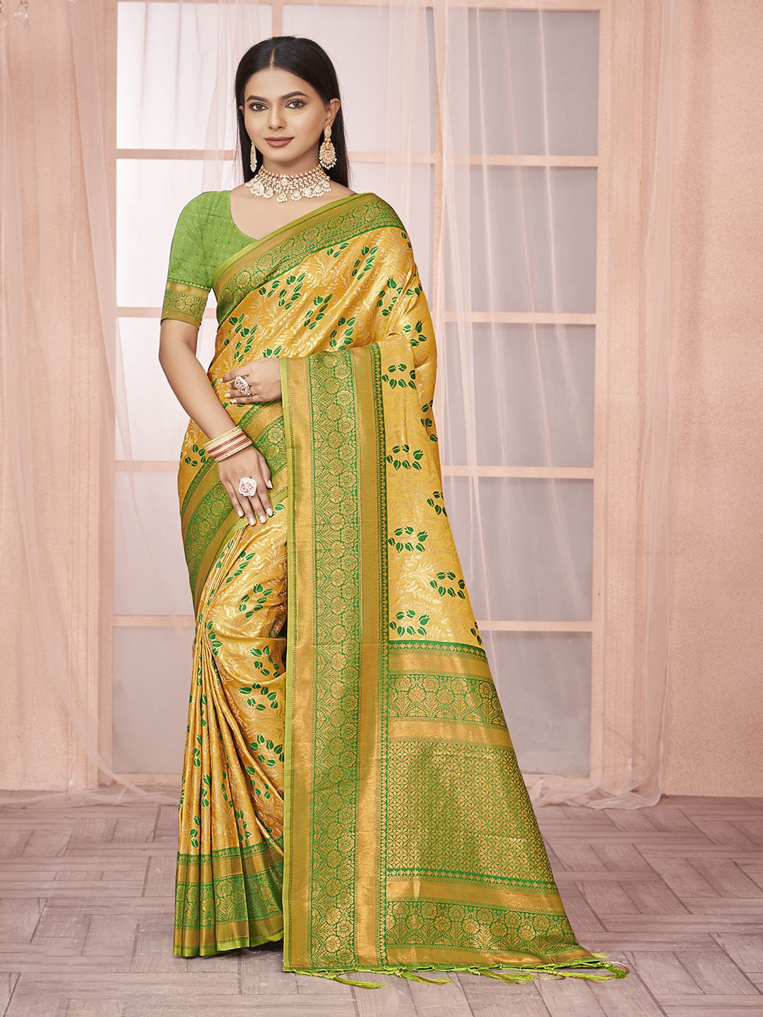 

Exclusiva Woven Design Zari Saree, Green