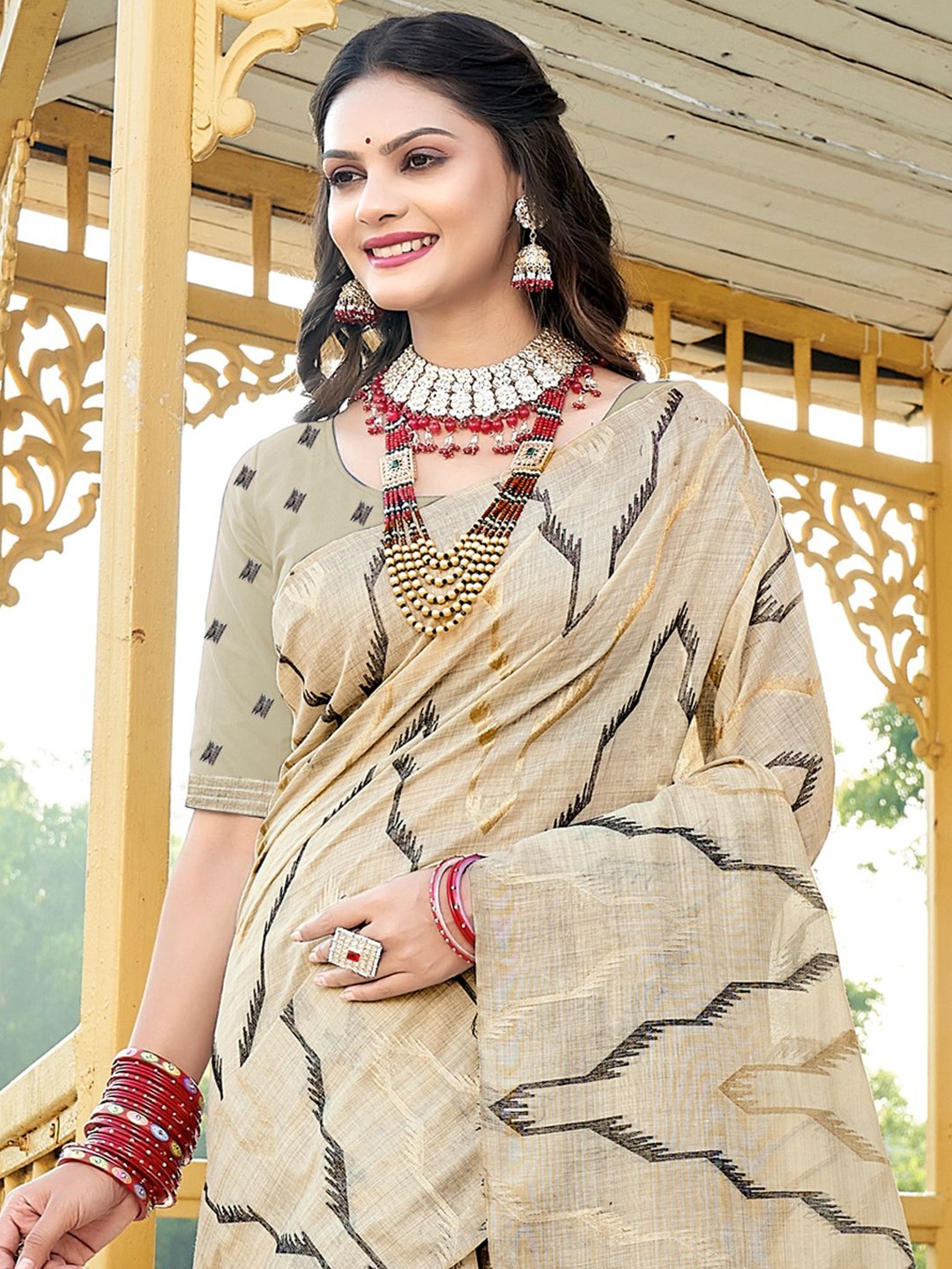 

Exclusiva Woven Design Saree, Beige