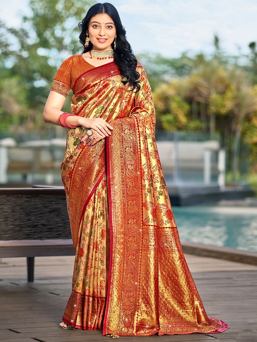 

Exclusiva Woven Design Zari Saree, Red