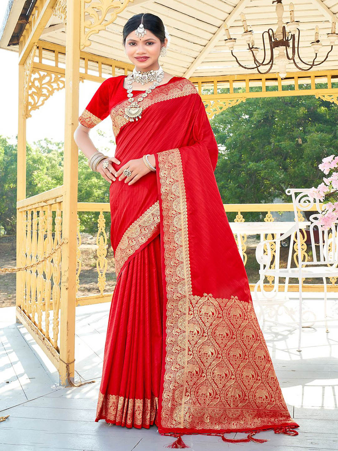 

Exclusiva Solid Zari Saree, Red