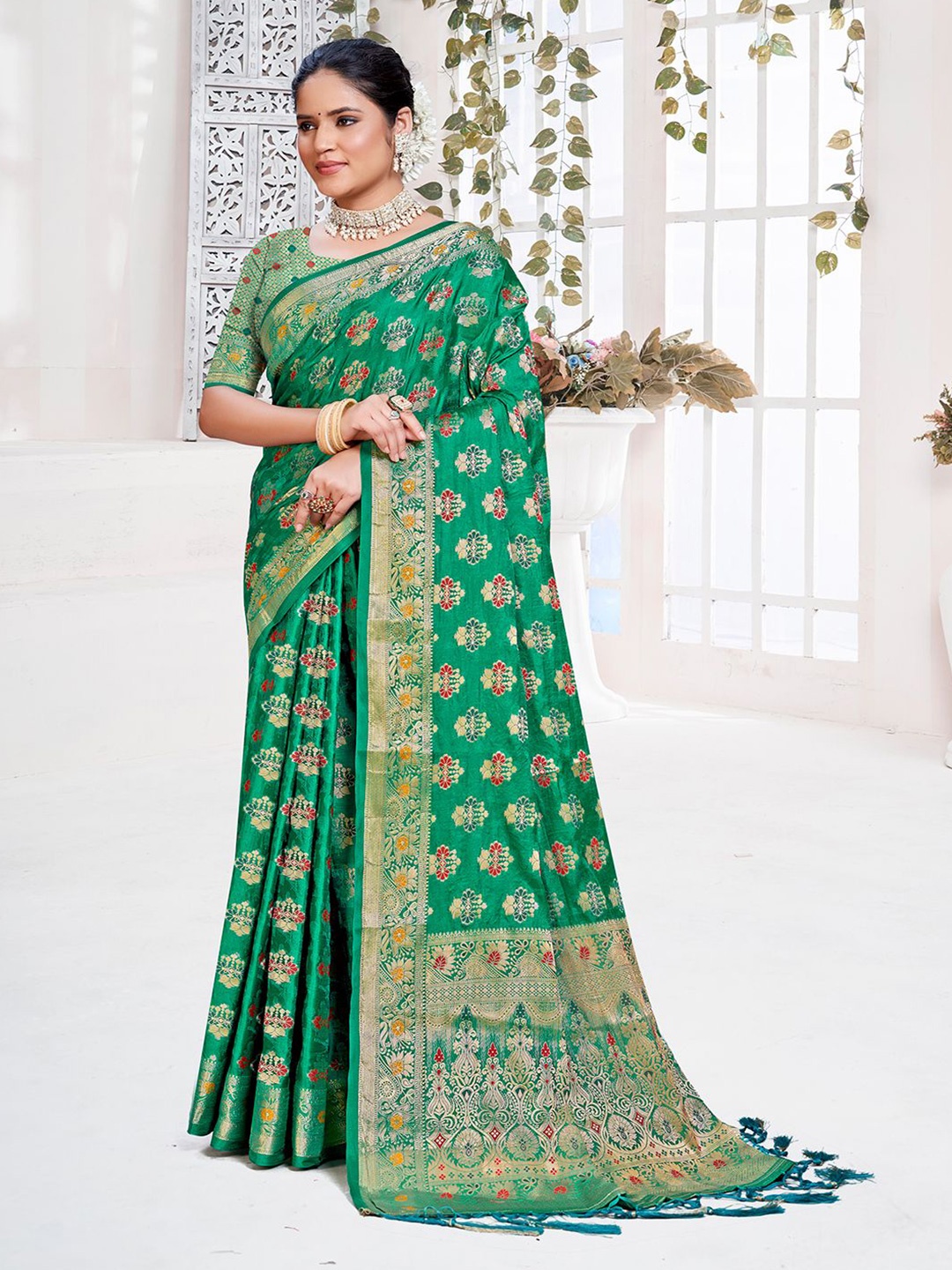 

Exclusiva Woven Design Zari Saree, Green