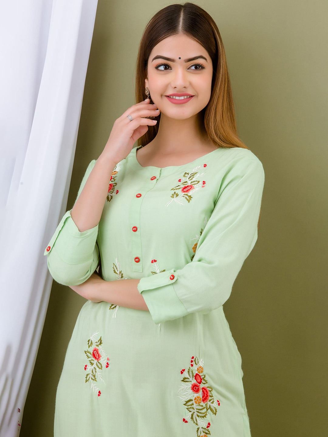 

RANGREAL Floral Embroidered Round Neck Thread Work Straight Kurta, Green