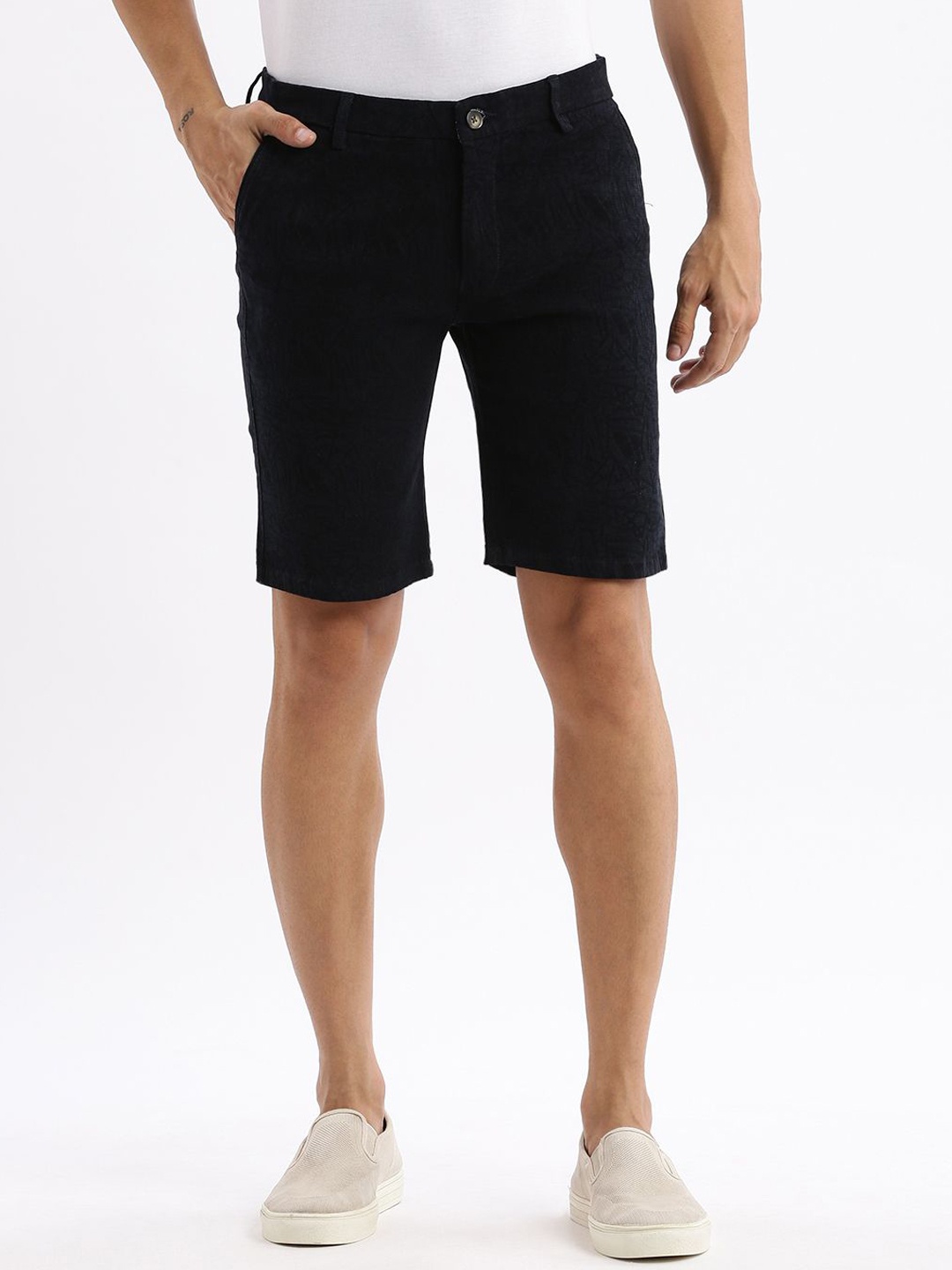 

SHOWOFF Men Slim Fit Low-Rise Denim Shorts, Navy blue