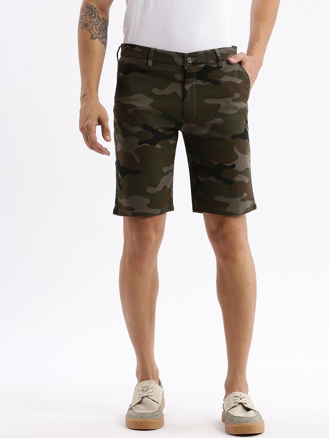 

SHOWOFF Men Camouflage Printed Slim Fit Low-Rise Shorts, Green