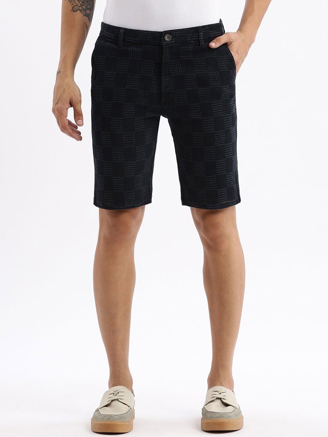 

SHOWOFF Men Geometric Printed Slim Fit Low-Rise Denim Shorts, Navy blue