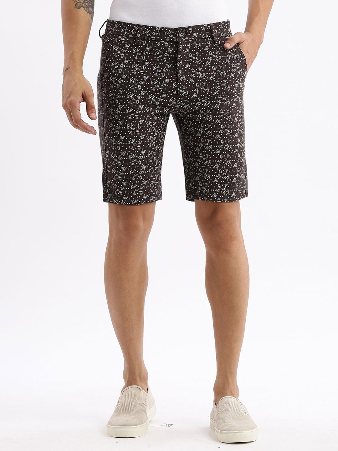 

SHOWOFF Men Geometric Printed Slim Fit Low-Rise Shorts, Brown