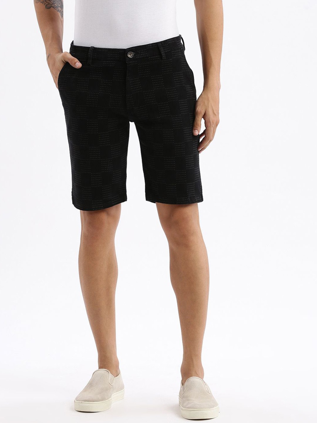 

SHOWOFF Men Slim Fit Low-Rise Denim Chino Shorts, Black