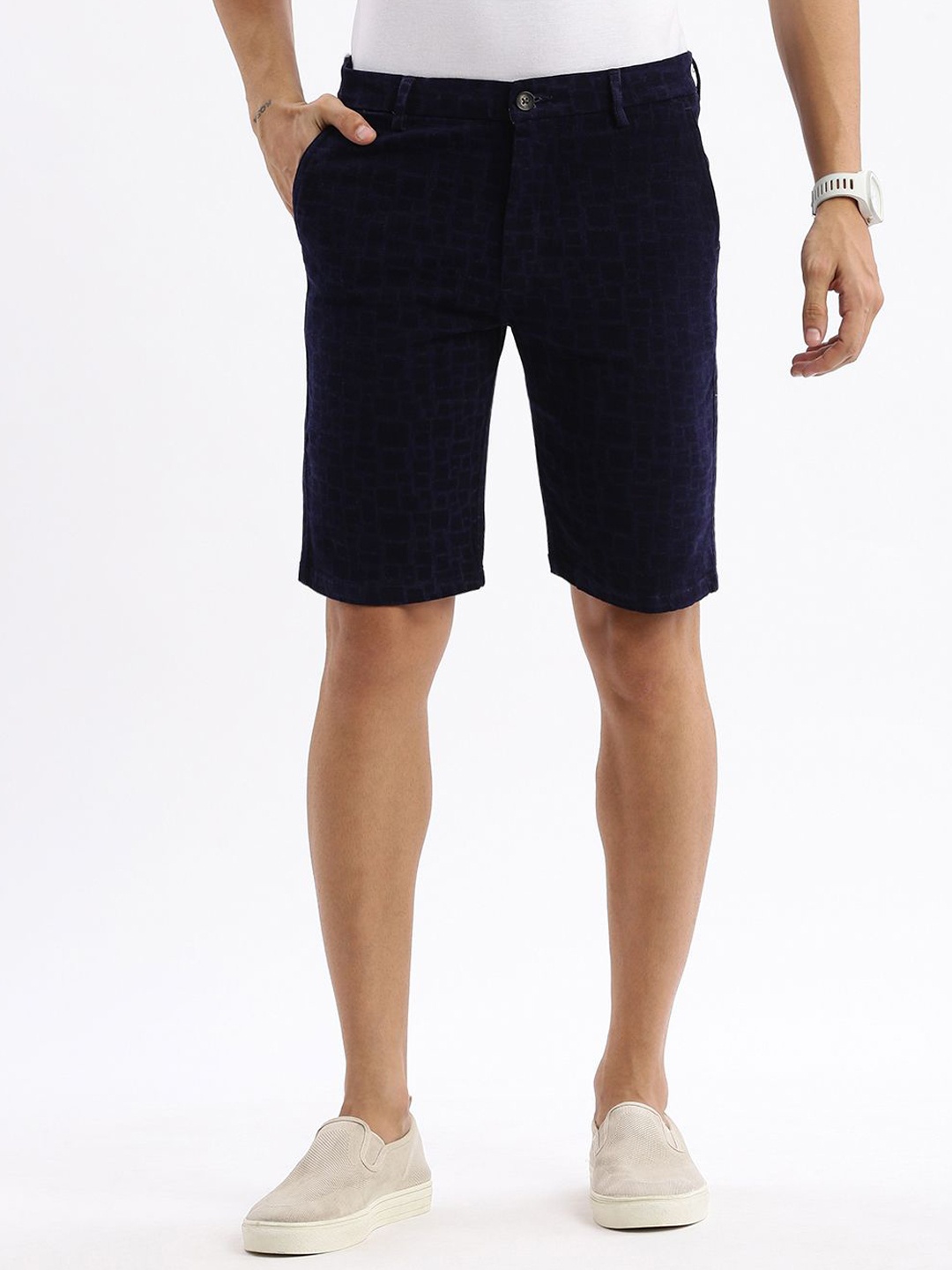 

SHOWOFF Men Slim Fit Low-Rise Denim Shorts, Navy blue