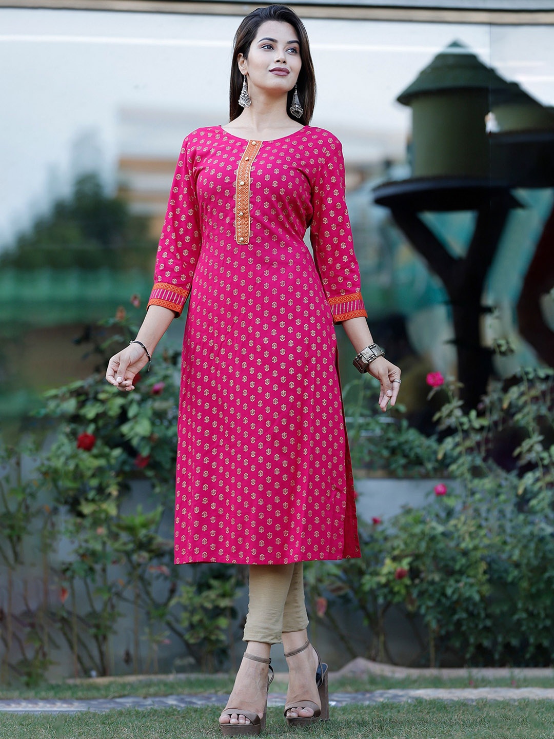 

VASVI Round Neck Floral Printed Thread Work Straight Kurta, Pink