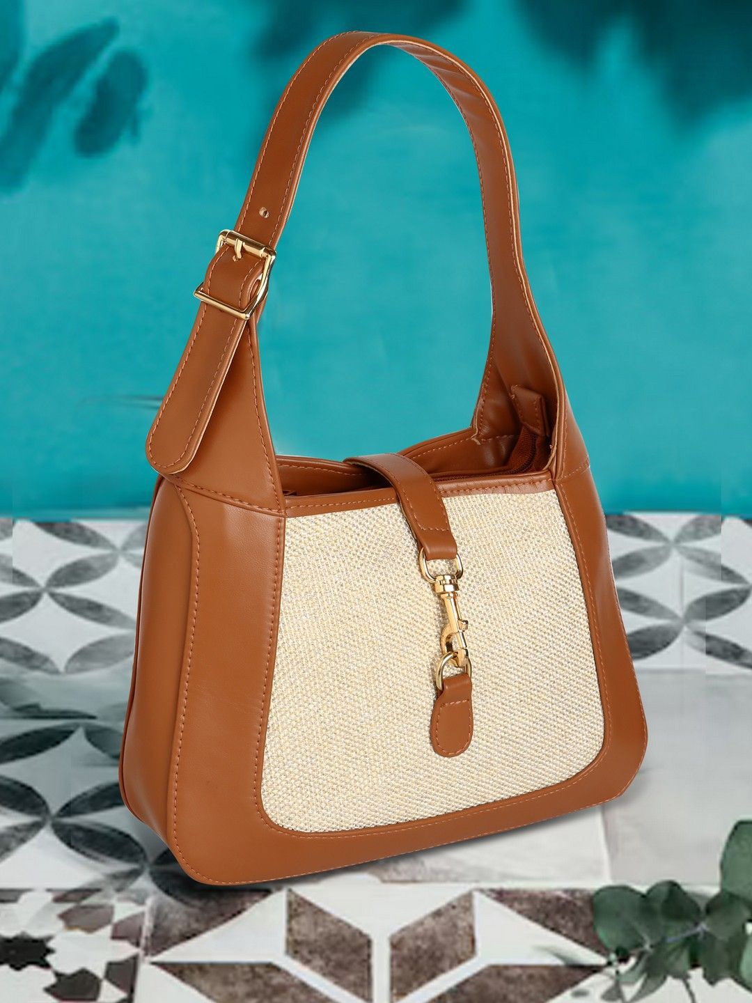 

BAGGATE Women Colourblocked Sling Bag, White