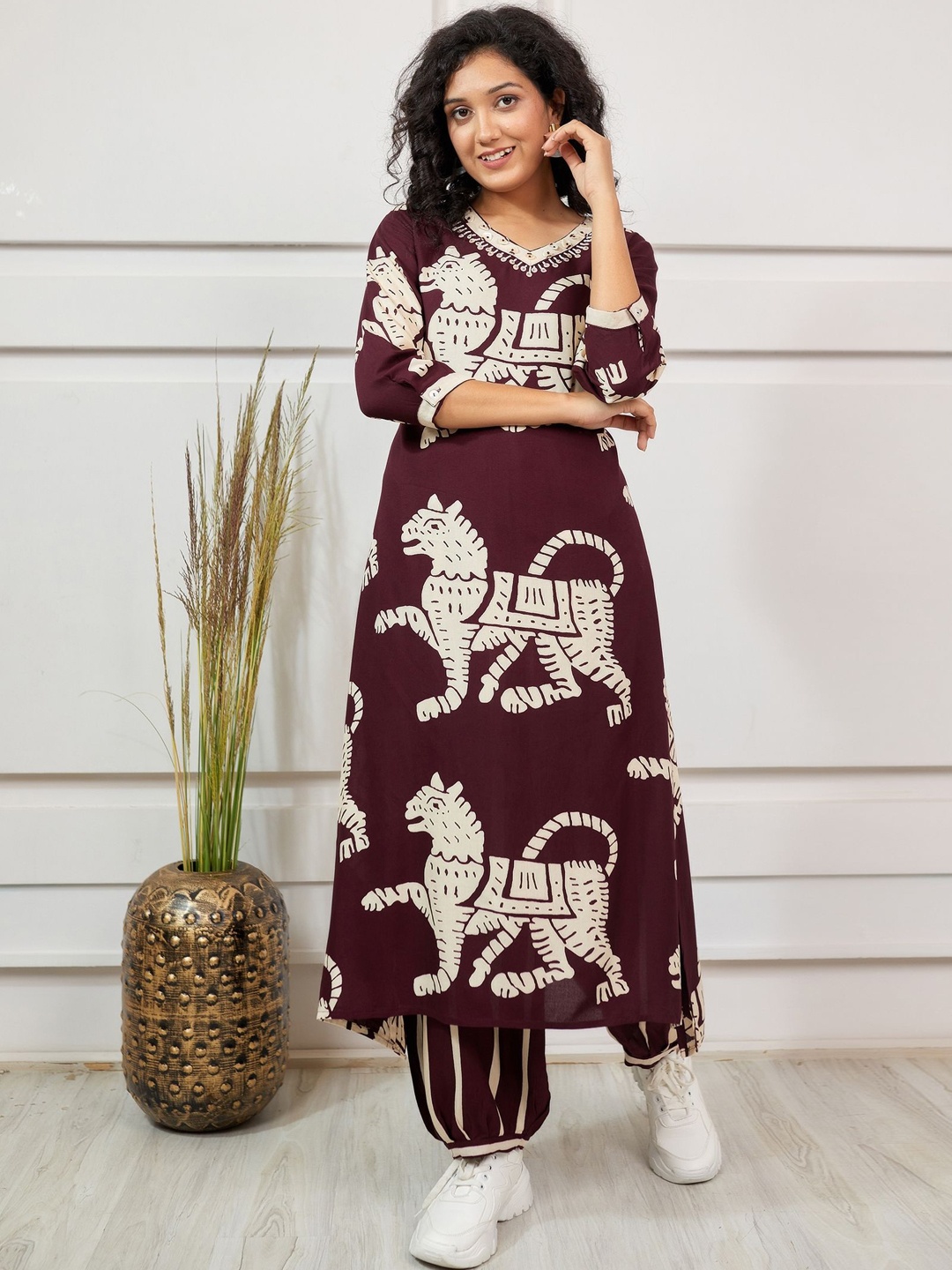 

INDYES Ethnic Motifs Printed V-Neck Sequinned Kurta With Salwar, Maroon