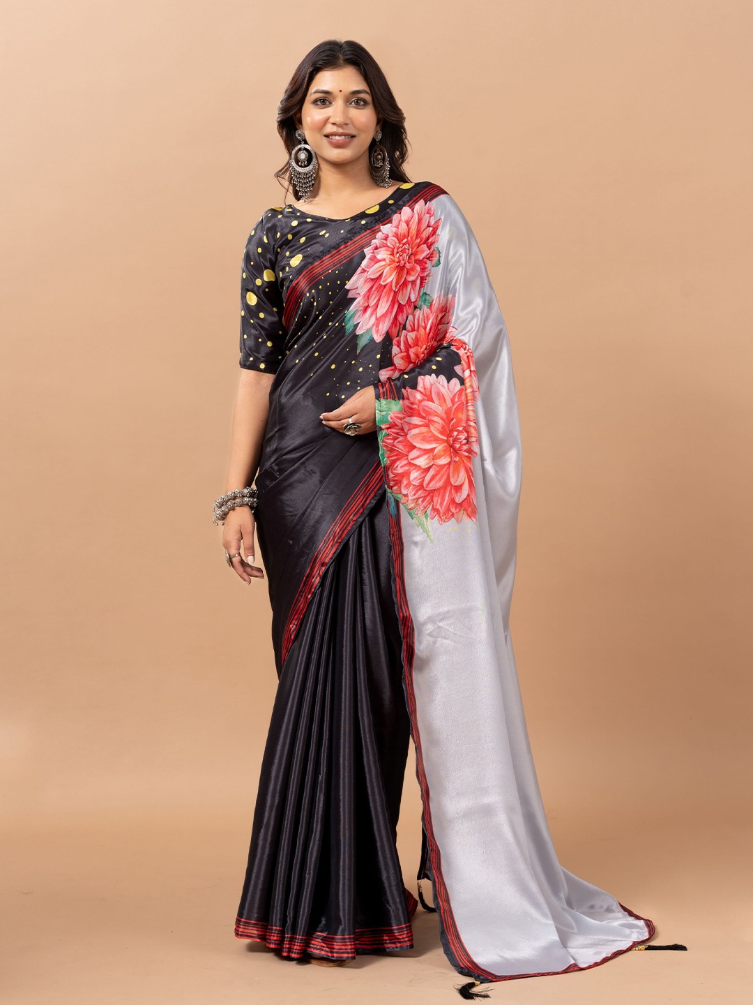 

VIRICA Floral Printed Saree, Black