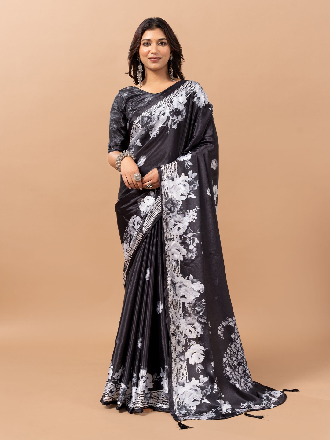 

VIRICA Floral Printed Saree With Blouse Piece, Black