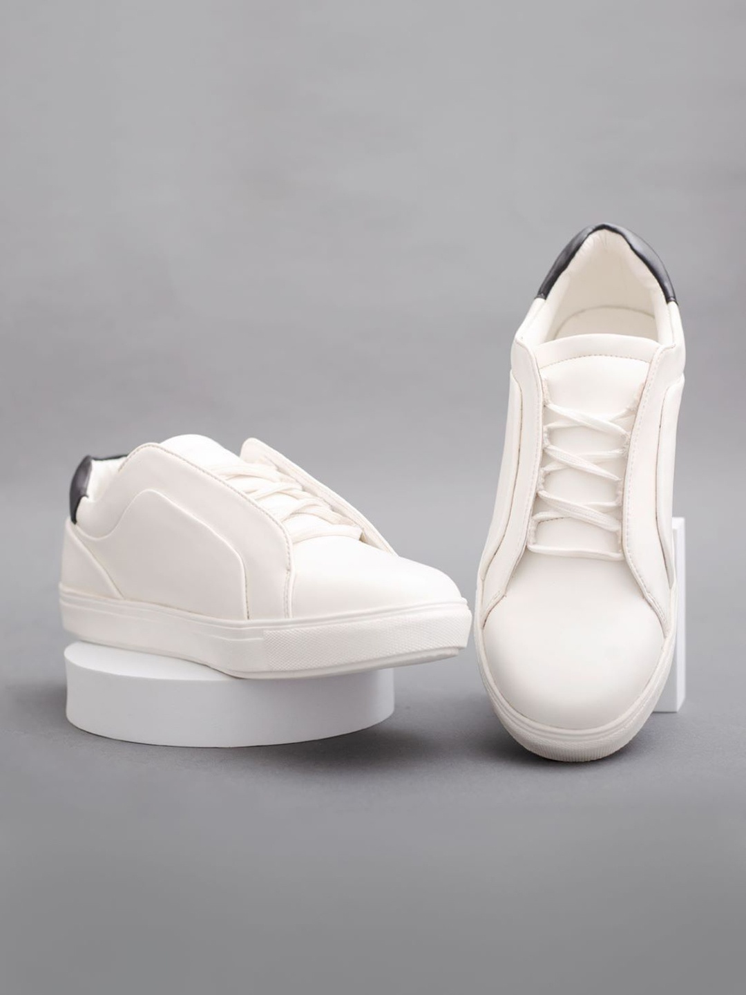 

The Roadster Lifestyle Co. Men Round Toe Sneakers, White