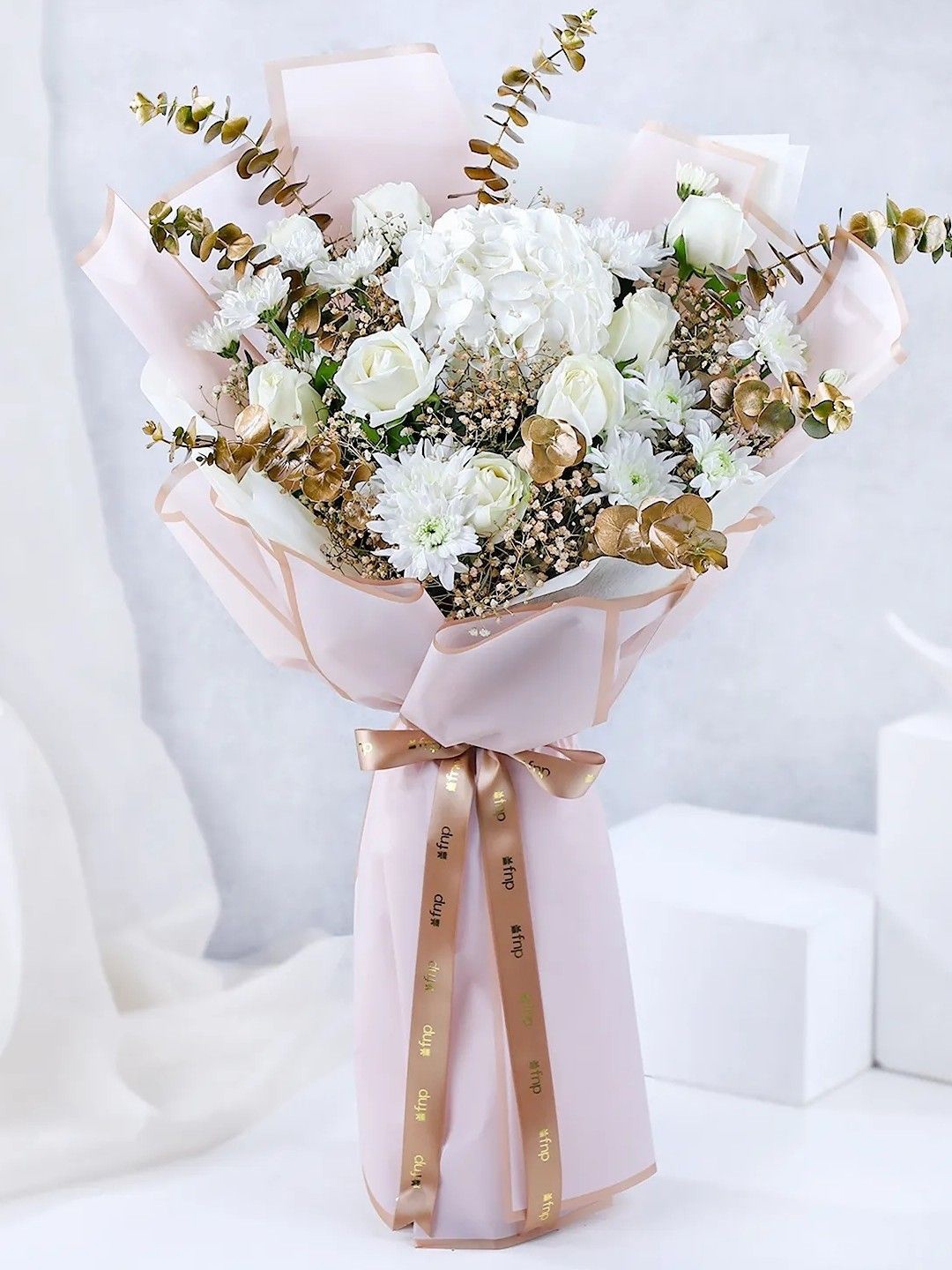 

fnp White & Gold Toned 10 Pieces Roses Flowers Bouquet