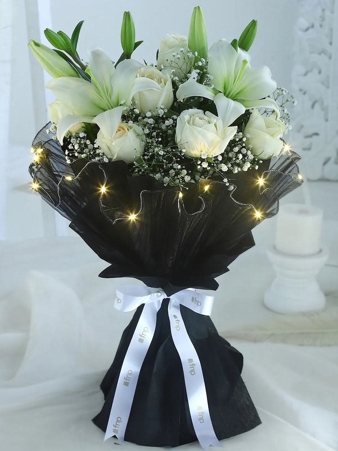

fnp White 8 Pieces Carnations Fresh Flowers Bouquet