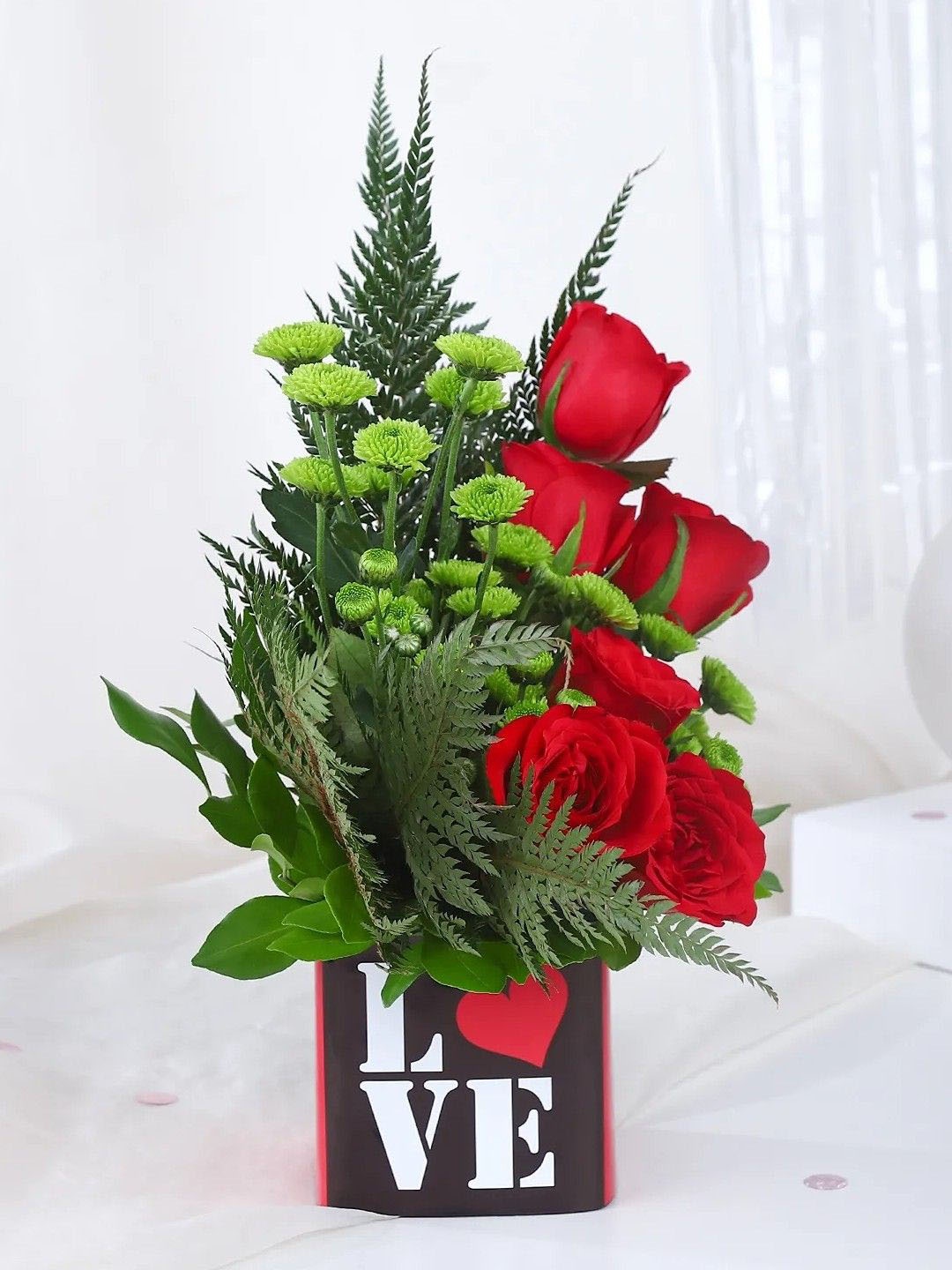 

fnp Red & Green 6 Pieces Roses Flower Bouquet