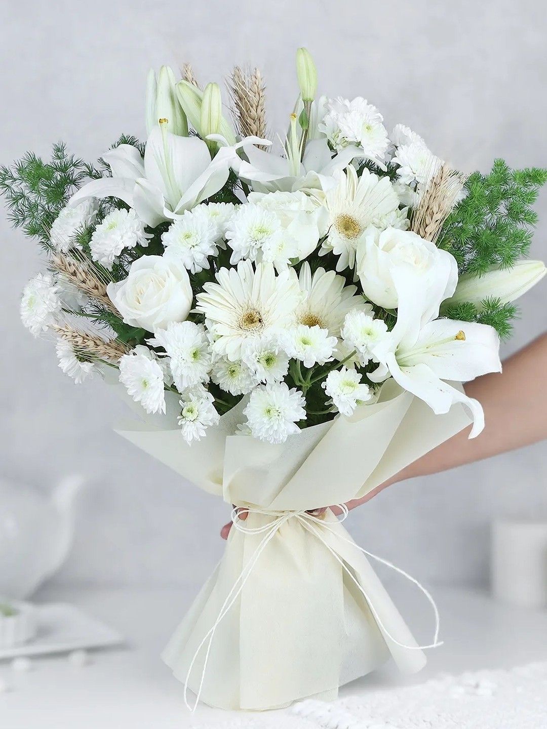 

fnp White 22 Pieces Fresh Flowers Bouquet