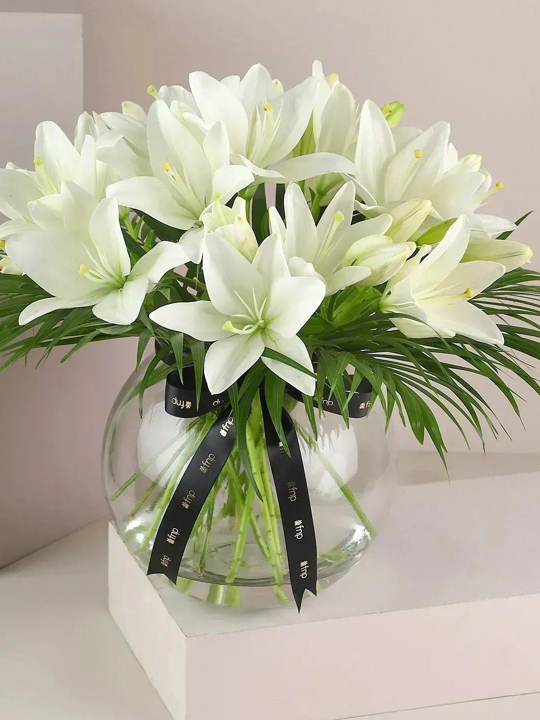 

fnp White & Green10Pieces Asiatic Lilies Fresh Flowers Vase